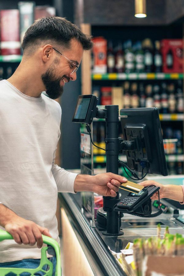 Carteira Kravella a ser usada no supermercado para pagamento