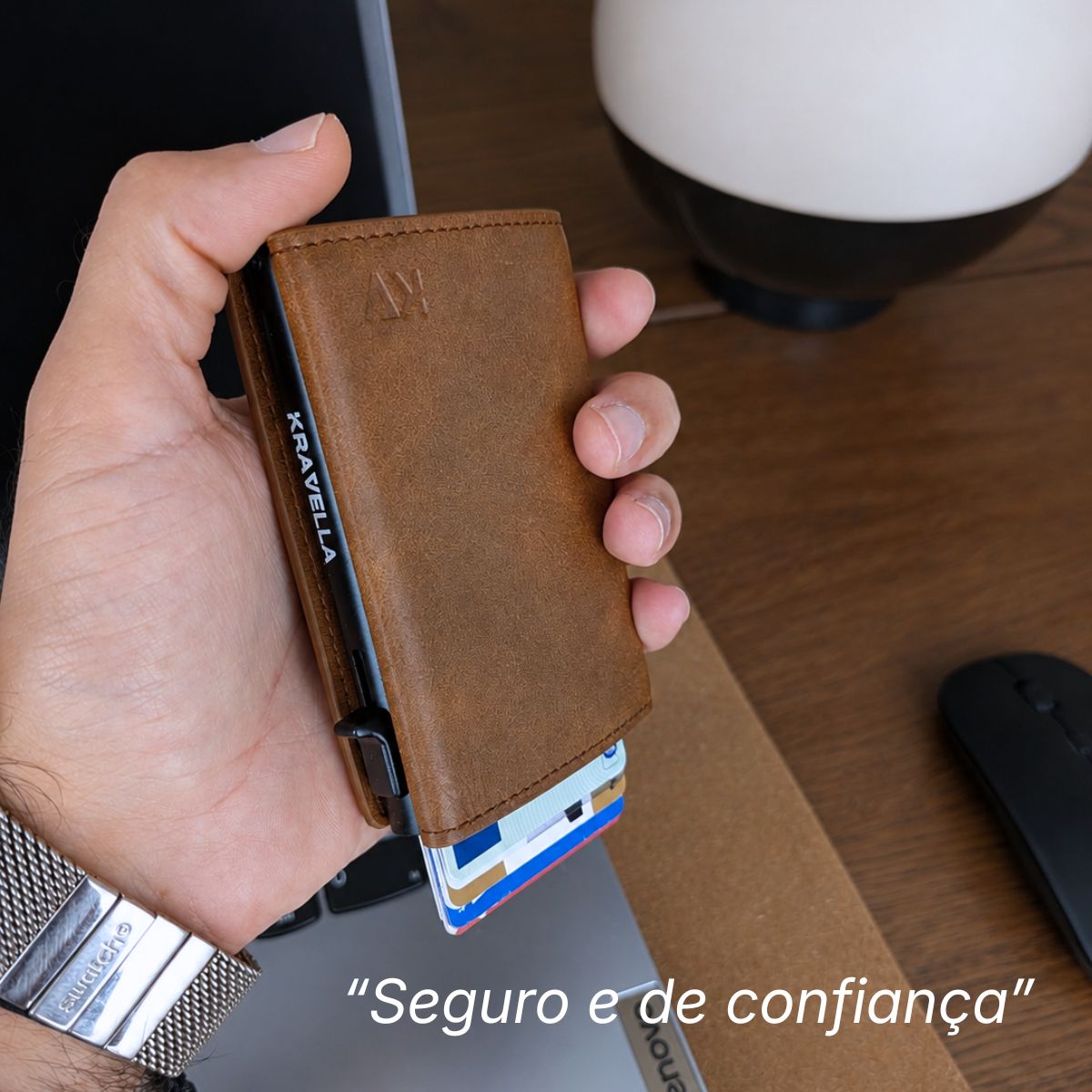 Carteira Kravella a mostrar o design slim e compacto