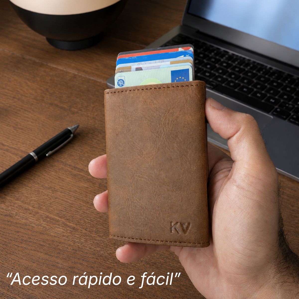 Detalhe dos materiais premium da carteira Kravella